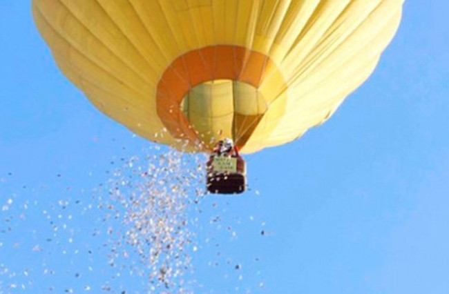 Cảnh rải tiền từ khinh khí cầu xuống đất nhằm “truyền cảm hứng làm giàu”.