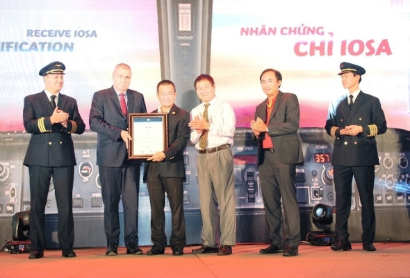 Đại diện Hiệp hội Hàng không quốc tế IATA trao chứng nhận IOSA cho Vietjet