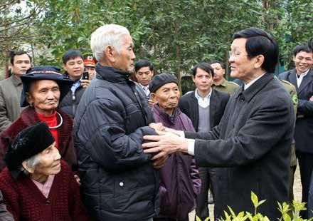 Chủ tịch nước Trương Tấn Sang với nhân dân xã Tân Trào, huyện Sơn Dương.       Ảnh: NGUYỄN KHANG (TTXVN)