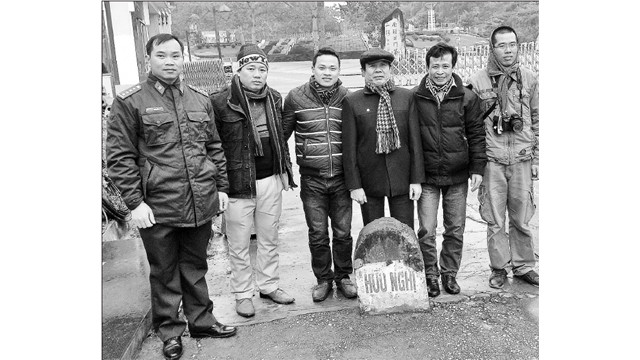 Các nhà văn quân đội trong chuyến đi thực tế Đồn Biên phòng Lạng Sơn.