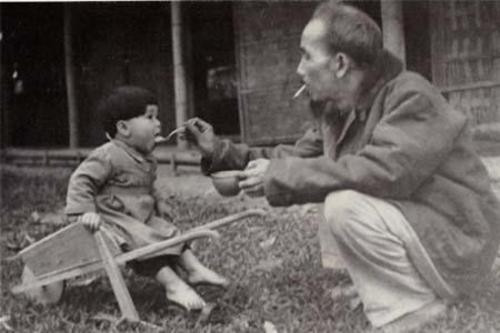 Phim tài liệu "Hồ Chí Minh - Chân dung một con người" thường xuyên bị sử dụng tư liệu mà không xin phép.