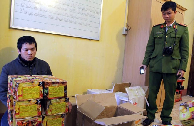 Đối tượng Nguyễn Văn Dũng và tang vật.