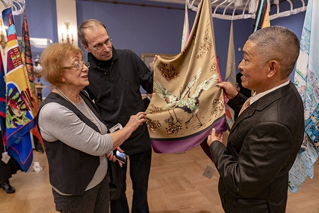 Người tiêu dùng Nga tìm hiểu sản phẩm tơ lụa Bảo Lộc.