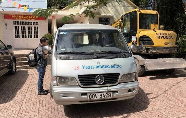 Chiếc xe ô-tô đã hết hạn kiểm định.