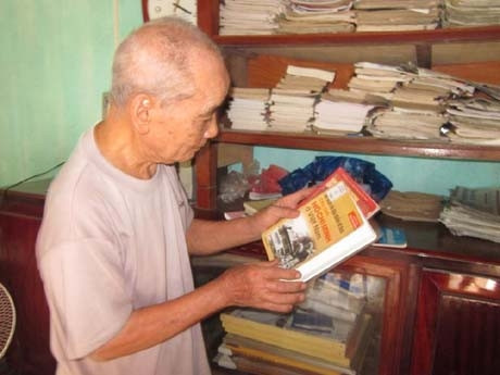 Cụ Tô Văn Sắc và thư viện của mình.