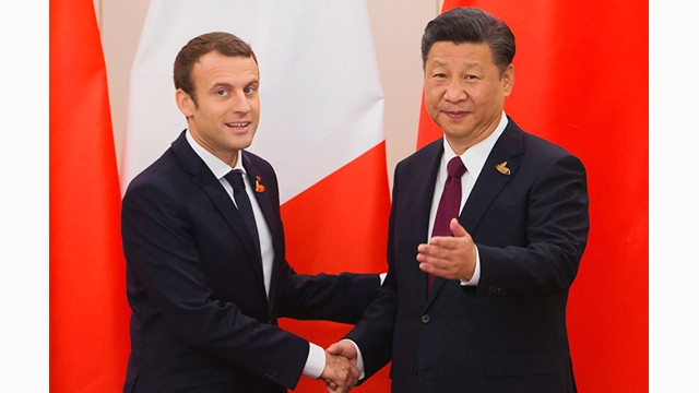 Chủ tịch Trung Quốc Tập Cận Bình (phải) gặp gỡ Tổng thống Pháp E.Macron tại Bắc Kinh. Ảnh: BLOOMBERG