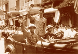 Bác sĩ Trần Duy Hưng trong
đoàn quân trở về tiếp quản thủ đô
ngày 10-10-1954.