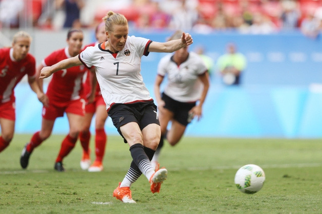 Melanie Behringer ghi bàn trên chấm 11m mở tỷ số trận đấu.