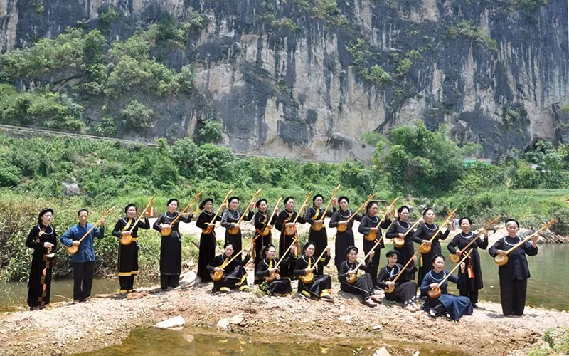 Hội viên Câu lạc bộ hát then Nộc Khảm Khắc, thị trấn Na Sầm, huyện Văn Lãng. Ảnh: Trung tâm VHNT tỉnh Lạng Sơn