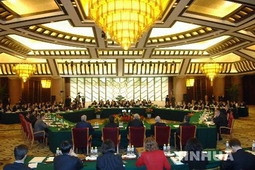 Phiên khai mạc vòng đàm phán sáu bên về vấn đề hạt nhân trên bán đảo Triều Tiên tại Bắc Kinh, Trung Quốc.