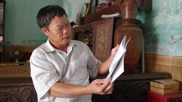 Trưởng thôn Nguyễn Văn Tuyên hướng dẫn tên gọi các vật dụng trong gia đình bằng tiếng cổ Tõi Xưỡn.