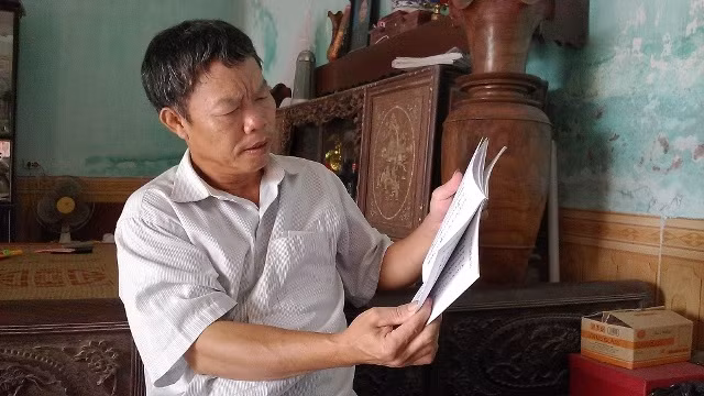 Trưởng thôn Nguyễn Văn Tuyên hướng dẫn tên gọi các vật dụng trong gia đình bằng tiếng cổ Tõi Xưỡn.