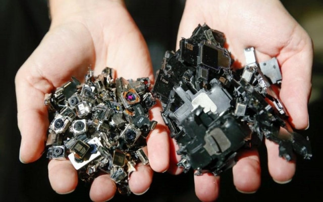 Các mô-đun máy ảnh và mô-đun loa được robot Daisy gỡ bỏ khỏi iPhone.