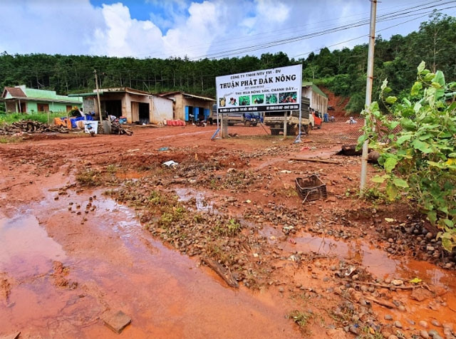 Chất thải của cơ sở chế biến chanh dây Công ty Thuận Phát Đác Nông xả trực tiếp ra đường tỉnh lộ 5 và khu dân cư thôn 1 và 9 xã Quảng Tân.