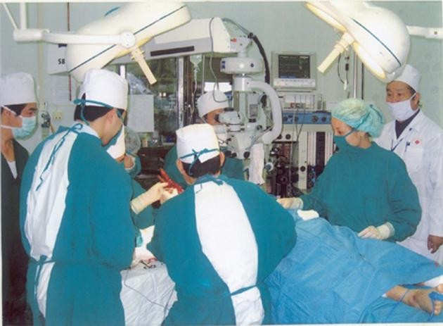 Các bác sĩ Viện Bỏng quốc gia thực hiện ca phẫu thuật tạo hình thẩm mỹ.