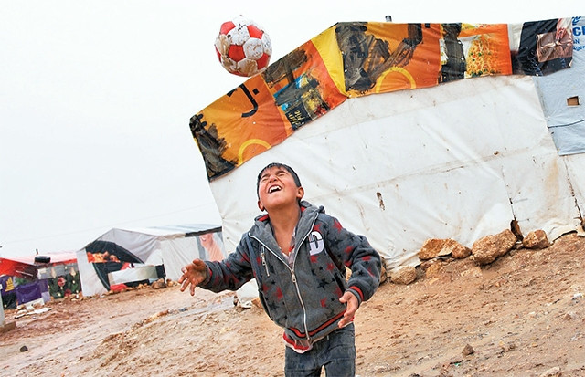 Vẫn còn có những niềm đam mê trái bóng trong khói đạn chiến tranh. Ảnh: unicef 