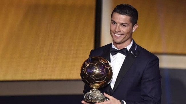 Ronaldo rạng rỡ bên Quả bóng vàng thứ năm trong sự nghiệp. (Ảnh: Reuters)