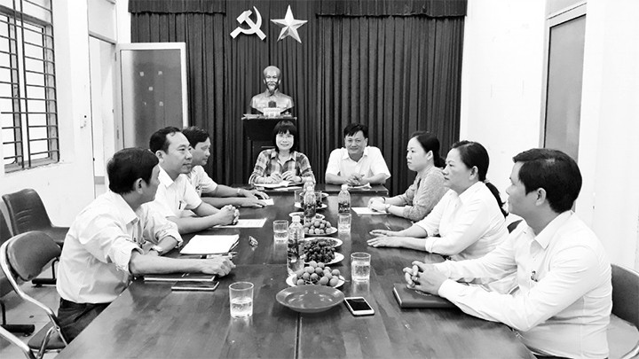 Lãnh đạo Ðảng ủy phường Hòa Khê (quận Thanh Khê) trao đổi ý kiến với các tổ trưởng dân phố về triển khai xây dựng tuyến đường văn minh.