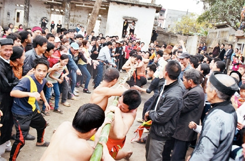 Nghi thức kéo mỏ trong lễ hội đền Vua Bà ở Xuân Lai.