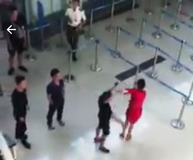 Ảnh cắt từ clip ghi hành vi tấn công nhân viên sân bay tại Cảng hàng không dân dụng Thọ Xuân.