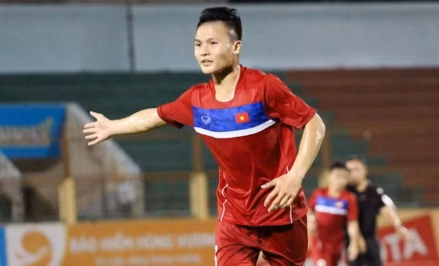 Tiền vệ Quang Hải được HLV Hoàng Anh Tuấn tin tưởng trao tấm băng đội trưởng của đội tuyển U20 quốc gia.