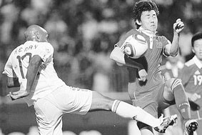 Cầu thủ Deng Zhouxiang (bên phải), người<br> ghi bàn thắng cho đội tuyển Trung Quốc <br>trong trận gặp đội tuyển Pháp