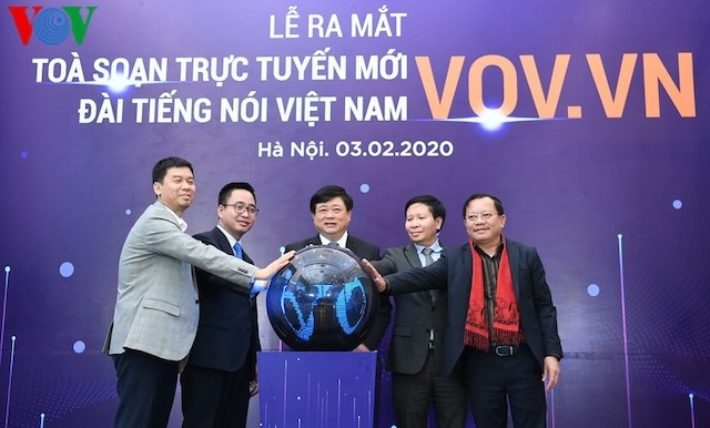 Tổng Giám đốc VOV Nguyễn Thế Kỷ và các lãnh đạo VOV làm lễ ra mắt Tòa soạn trực tuyến mới của VOV. (Ảnh: VOV)