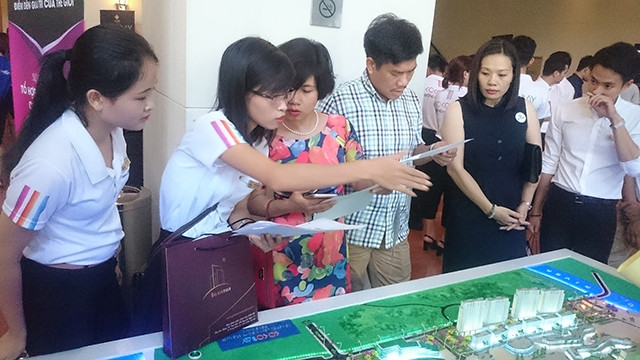 Nhân viên môi giới phải có nhiều kỹ năng để thuyết phục khách.