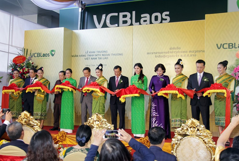 Lễ cắt băng khai trương VCB Lào chiều 19-10.