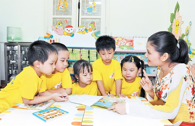 Gia đình, nhà trường cùng xã hội cần làm tốt trách nhiệm để các em được hưởng trọn vẹn tuổi thơ hồn nhiên, trong trẻo. Ảnh: TRẦN HẢI.