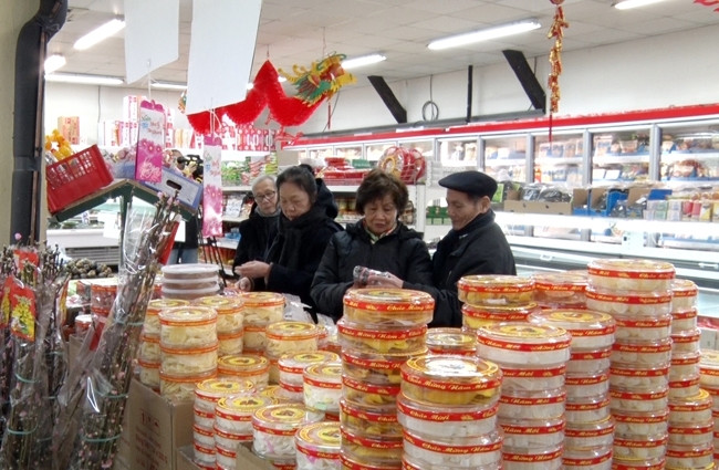 Mứt Tết, bánh chưng, hoa đào là những mặt hàng chính trong dịp Tết.