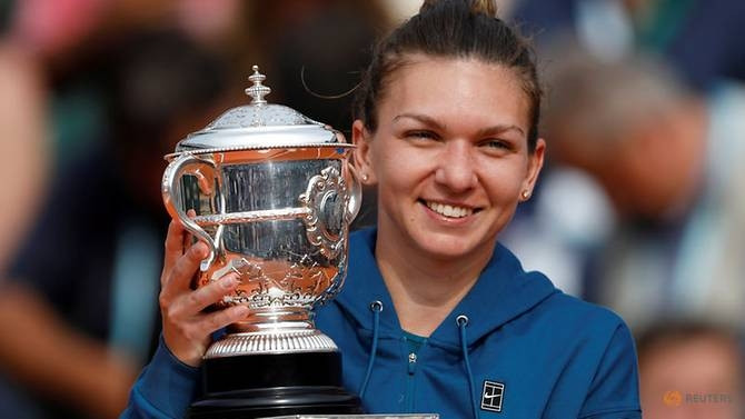 Simona Halep hạnh phúc bên chiếc cúp vô địch Roland Garros tại Pháp hồi tháng sáu. (Ảnh: Reuters)