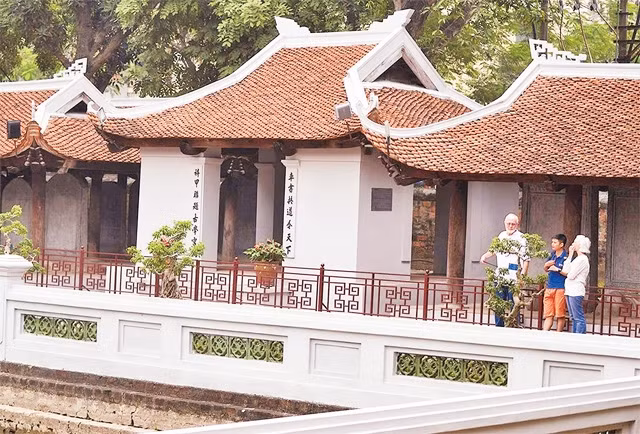 "Chiếc áo mới" gây tranh luận của một số hạng mục trong Văn Miếu - Quốc Tử Giám (Hà Nội).