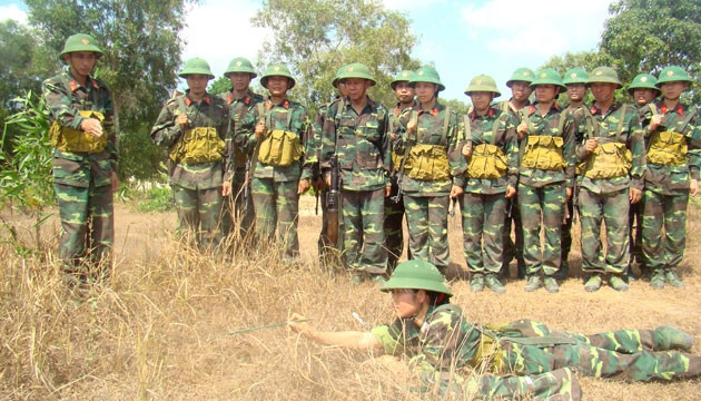 Thầy và trò Trường Đại học Nguyễn Huệ trên thao trường học dò, gỡ bom mìn.