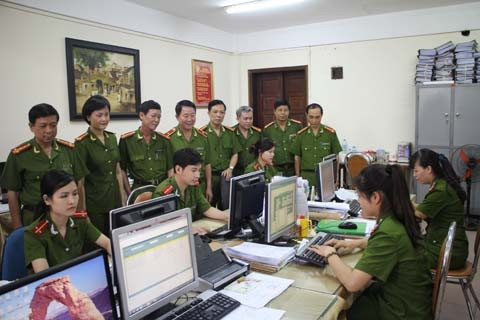 Cán bộ, chiến sĩ Cục C53 trao đổi nghiệp vụ.