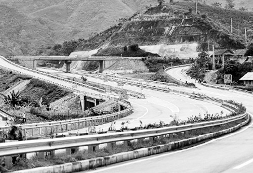 Đường cao tốc Nội Bài - Lào Cai.