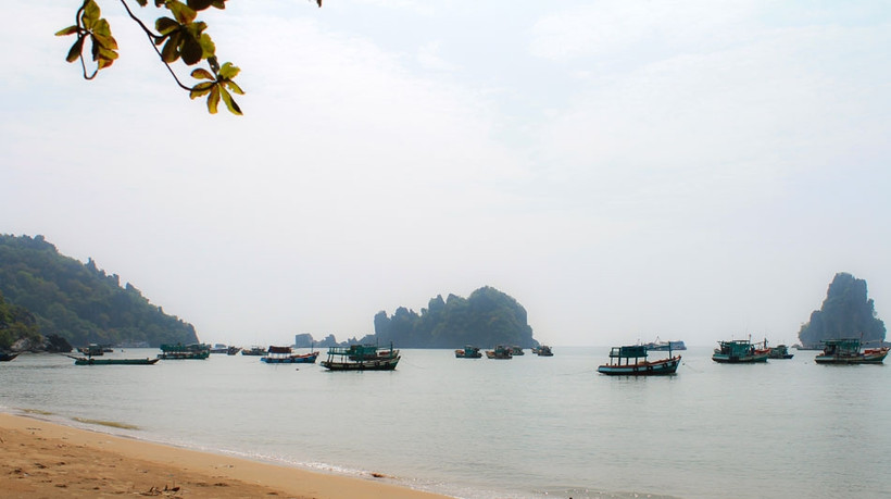 Bãi biển Hà Tiên nơi có hòn Phụ Tử.