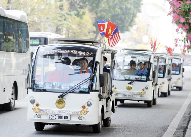 Rất khó có chiến dịch truyền thông nào làm được tốt hơn việc quảng bá hình ảnh từ sự kiện Hội nghị cấp cao Hoa Kỳ - Triều Tiên ở Việt Nam. Trong ảnh: Du khách nước ngoài tham quan phố cổ Hà Nội trong 