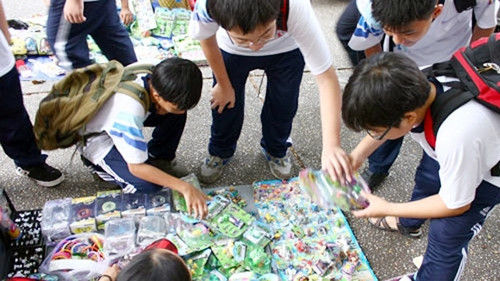 Trẻ em dễ bị các loại đồ chơi lạ lôi cuốn.