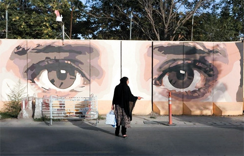 Bức tranh tường đôi mắt phụ nữ đẹp xuất hiện trong tháng bảy.