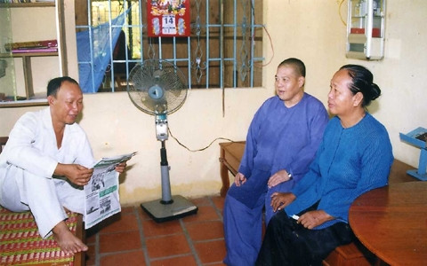 Cô Chín Nga (bên phải) trao đổi công việc cùng các thành viên trong Ban quản lý nhà dưỡng lão.