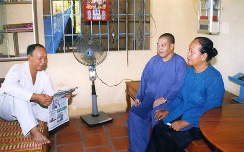 Cô Chín Nga (bên phải) trao đổi công việc cùng các thành viên trong Ban quản lý nhà dưỡng lão.