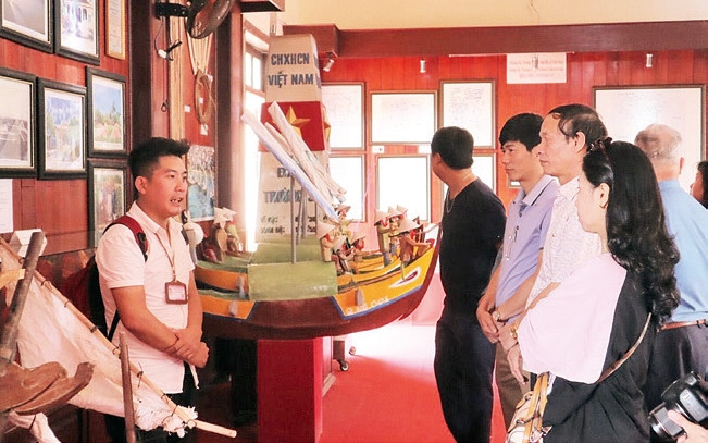 Khách tham quan Nhà trưng bày Hải đội Hoàng Sa.