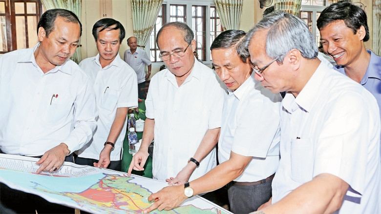 Chủ tịch QH Nguyễn Sinh Hùng tiếp xúc cử tri Hà Tĩnh, xem sơ đồ quy hoạch thị xã Kỳ Anh.Ảnh: Nhan sáng (TTXVN)