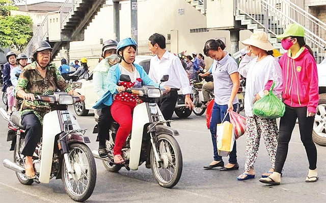Nhiều người dân sang đường gây cản trở giao thông ngay dưới chân cầu vượt bộ hành Bệnh viện Từ Dũ.