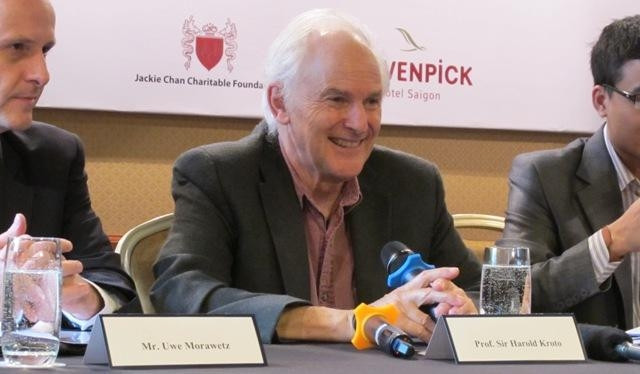 Phút thú vị của GS. Harold W. Kroto trong buổi họp báo tại Hà Nội.