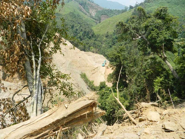 Xe, máy của Cty Thiên Tân đang phá rừng mở đường vào dự án.