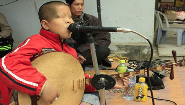 Em Thiện biểu diễn tại đền Trạng Trình Nguyễn Bỉnh Khiêm.