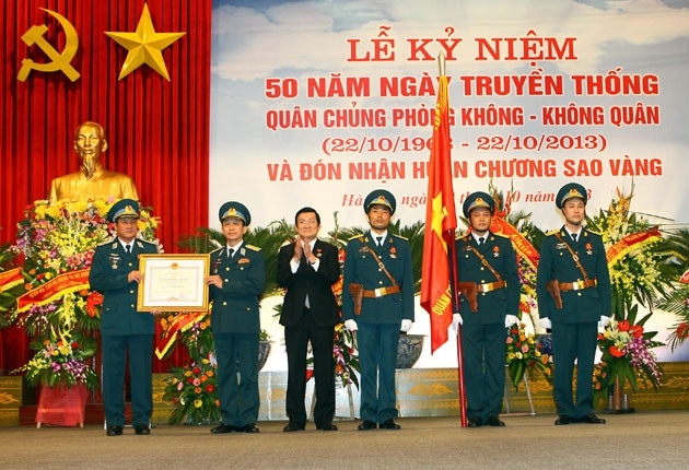 Chủ tịch nước Trương Tấn Sang trao Huân chương Sao Vàng tặng Quân chủng Phòng không-Không quân.