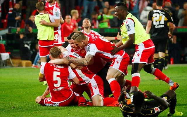 Các cầu thủ Union Berlin ăn mừng tấm vé thăng hạng Bundesliga lần đầu tiên trong lịch sử hơn 113 năm của đội bóng. (Ảnh: Reuters)